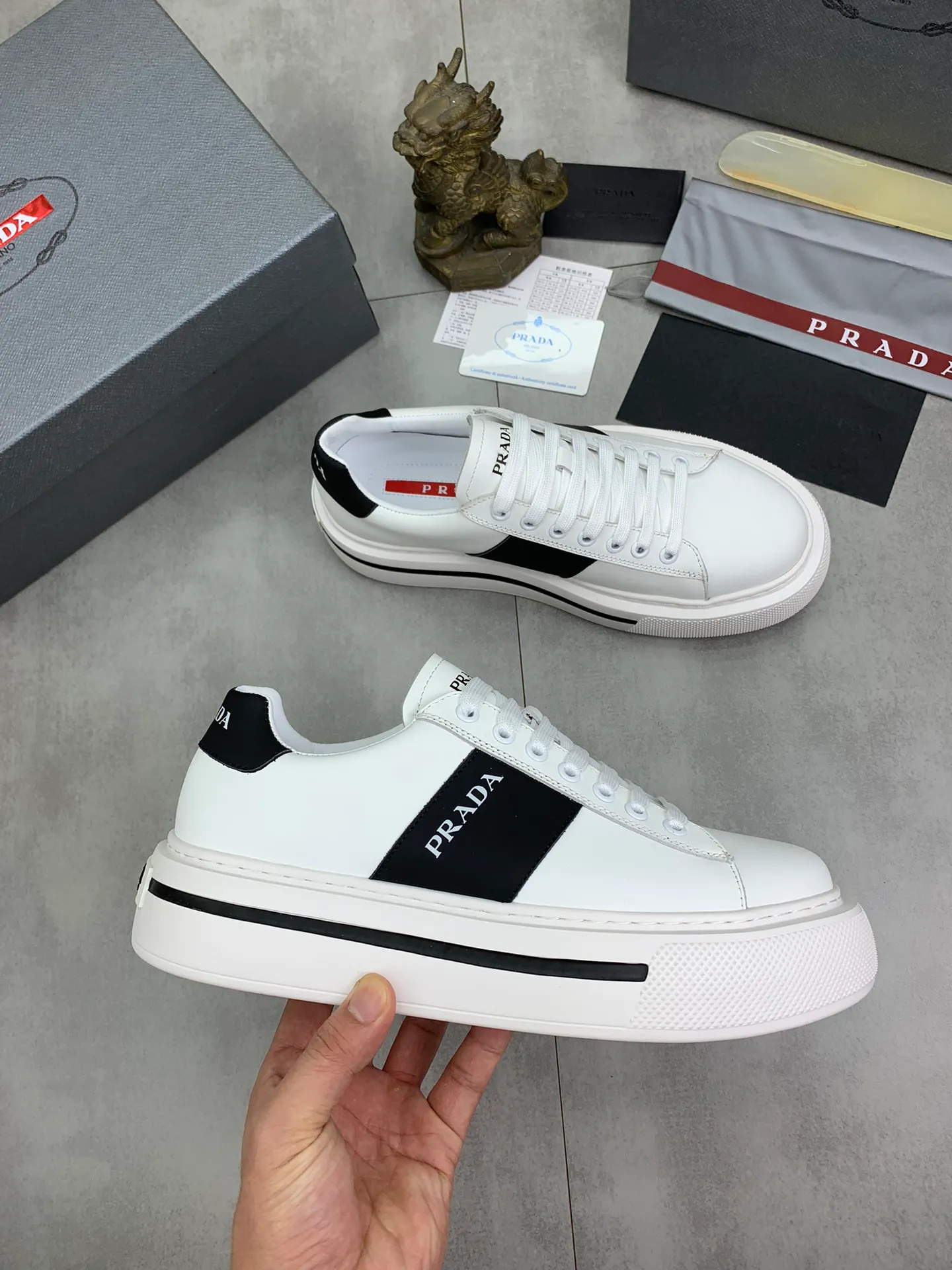Men's Men's Shoes💰P560💰【New Style】 The latest model of high-quality PRADA classic men's shoes has been launched on the official website in 1:1 replica, synchronized in Hong Kong counters and on the same catwalk; all made of calfskin ➕Imported cowhide lining, 🍡🍡original rubber outsole 1:1 non-slip and wear-resistant; comfortable to wear, attractive style, fine workmanship, and simple and neat shoe last, showing a man's courage and toughness, 👍Number 38 to 44 (45 can be customized) 4⃣️colors🉑️ to choose from